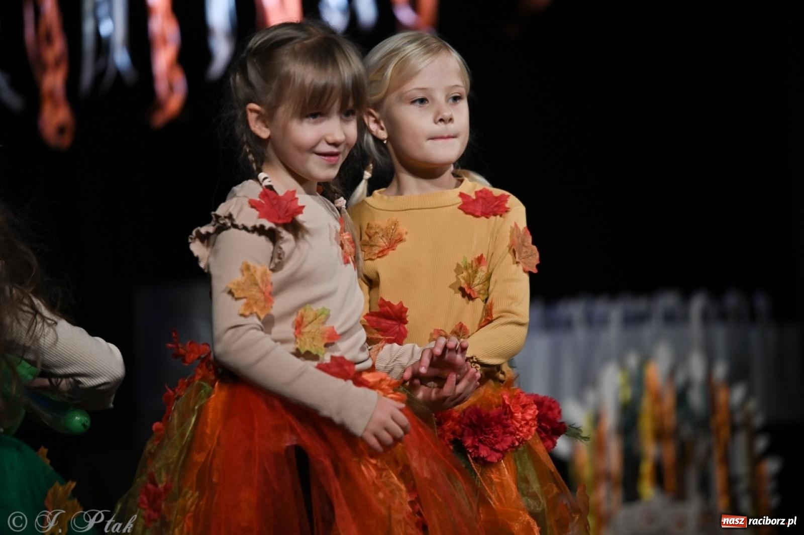 Zdjęcie w galerii na portalu naszraciborz.pl: I Powiatowy Festiwal Piosenki Przedszkolnej Jesienne Nutki w Raciborzu [FOTO i WIDEO] wiadomości z regionu