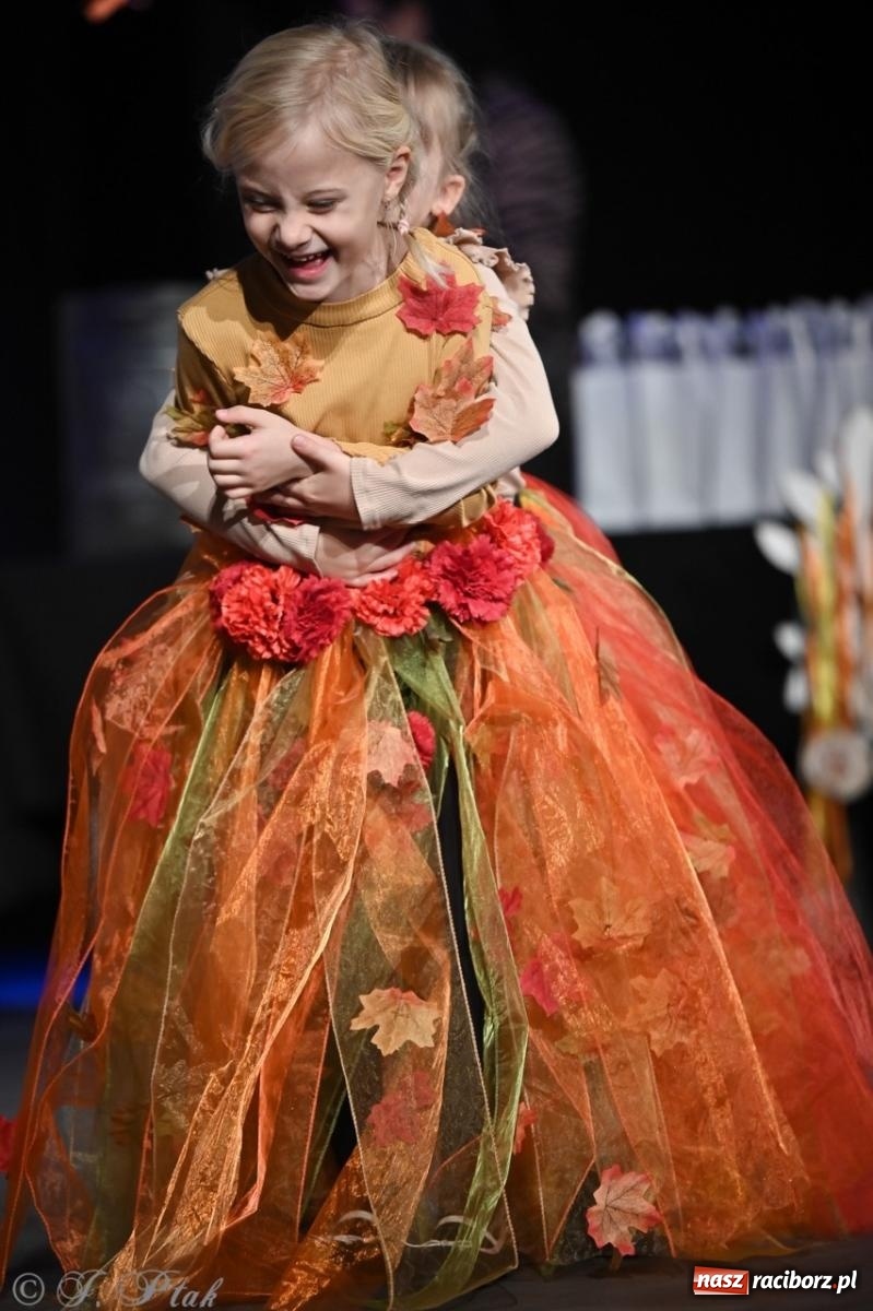 Zdjęcie w galerii na portalu naszraciborz.pl: I Powiatowy Festiwal Piosenki Przedszkolnej Jesienne Nutki w Raciborzu [FOTO i WIDEO] wiadomości z regionu