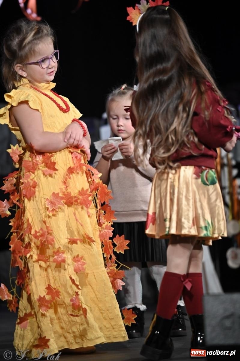 Zdjęcie w galerii na portalu naszraciborz.pl: I Powiatowy Festiwal Piosenki Przedszkolnej Jesienne Nutki w Raciborzu [FOTO i WIDEO] wiadomości z regionu