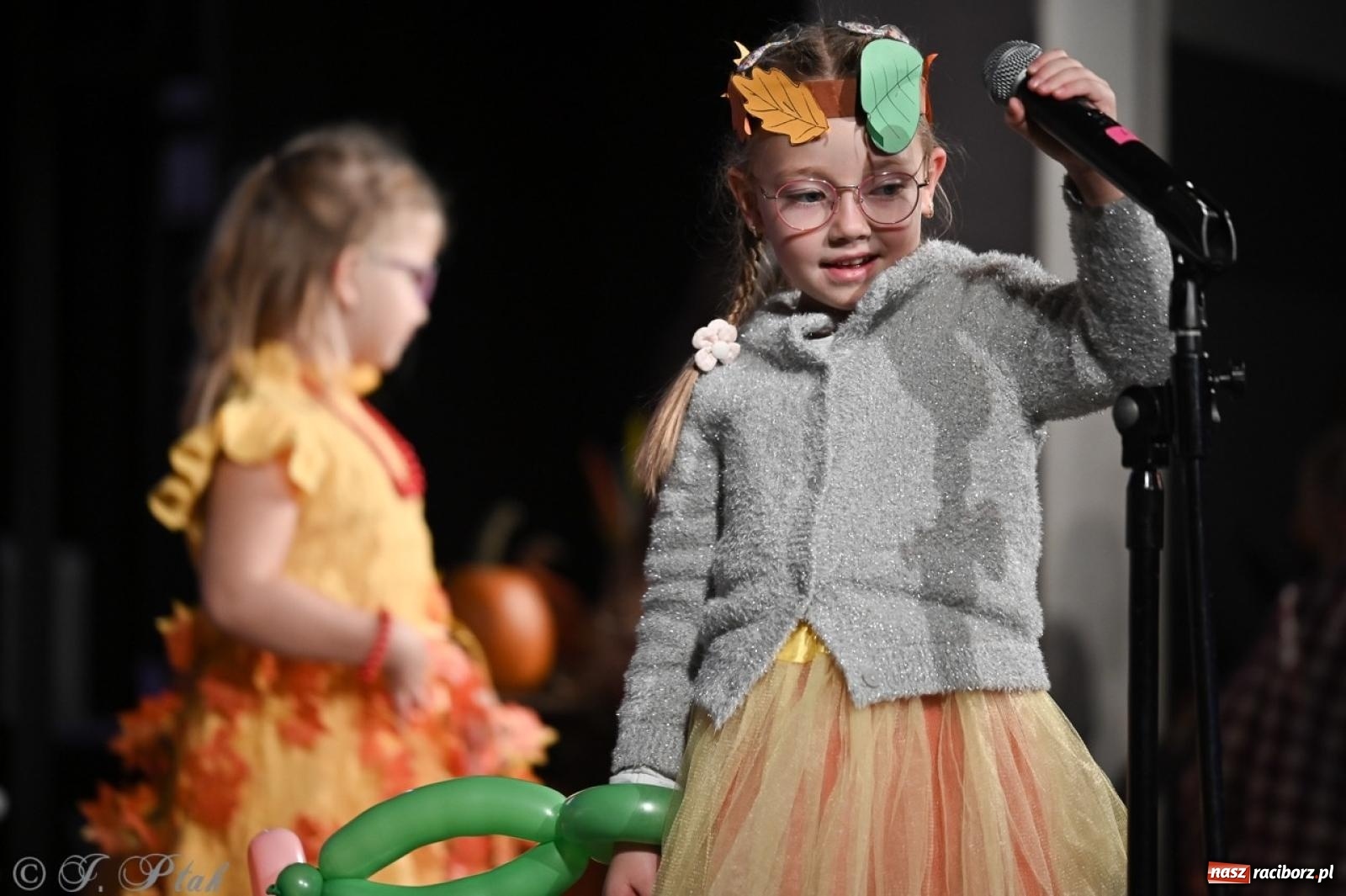 Zdjęcie w galerii na portalu naszraciborz.pl: I Powiatowy Festiwal Piosenki Przedszkolnej Jesienne Nutki w Raciborzu [FOTO i WIDEO] wiadomości z regionu