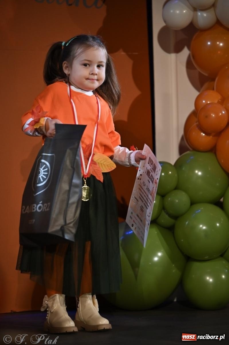 Zdjęcie w galerii na portalu naszraciborz.pl: I Powiatowy Festiwal Piosenki Przedszkolnej Jesienne Nutki w Raciborzu [FOTO i WIDEO] wiadomości z regionu