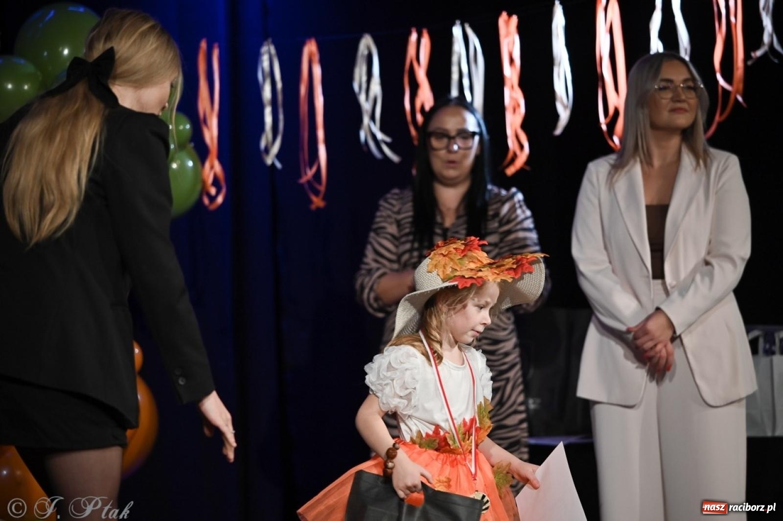 Zdjęcie w galerii na portalu naszraciborz.pl: I Powiatowy Festiwal Piosenki Przedszkolnej Jesienne Nutki w Raciborzu [FOTO i WIDEO] wiadomości z regionu