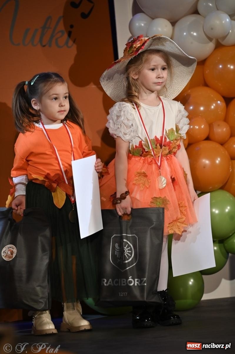 Zdjęcie w galerii na portalu naszraciborz.pl: I Powiatowy Festiwal Piosenki Przedszkolnej Jesienne Nutki w Raciborzu [FOTO i WIDEO] wiadomości z regionu
