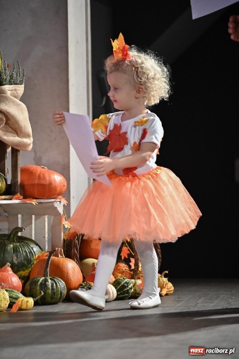 Zdjęcie w galerii na portalu naszraciborz.pl: I Powiatowy Festiwal Piosenki Przedszkolnej Jesienne Nutki w Raciborzu [FOTO i WIDEO] wiadomości z regionu