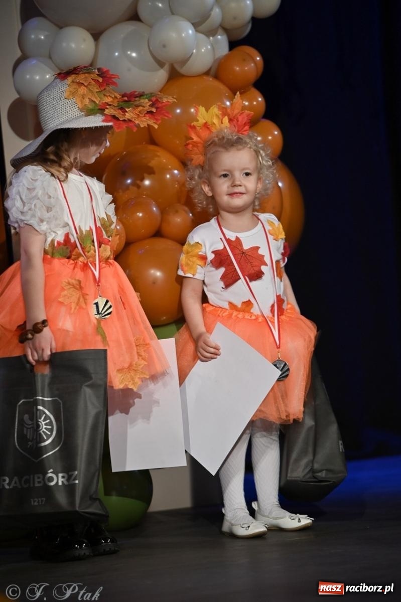 Zdjęcie w galerii na portalu naszraciborz.pl: I Powiatowy Festiwal Piosenki Przedszkolnej Jesienne Nutki w Raciborzu [FOTO i WIDEO] wiadomości z regionu