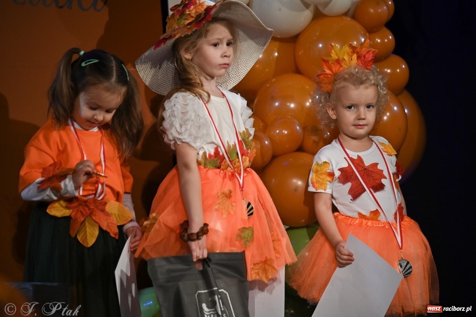 Zdjęcie w galerii na portalu naszraciborz.pl: I Powiatowy Festiwal Piosenki Przedszkolnej Jesienne Nutki w Raciborzu [FOTO i WIDEO] wiadomości z regionu