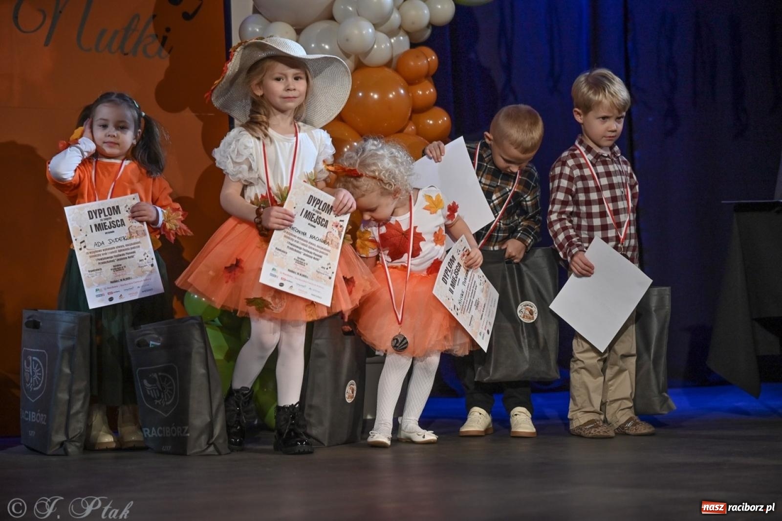 Zdjęcie w galerii na portalu naszraciborz.pl: I Powiatowy Festiwal Piosenki Przedszkolnej Jesienne Nutki w Raciborzu [FOTO i WIDEO] wiadomości z regionu
