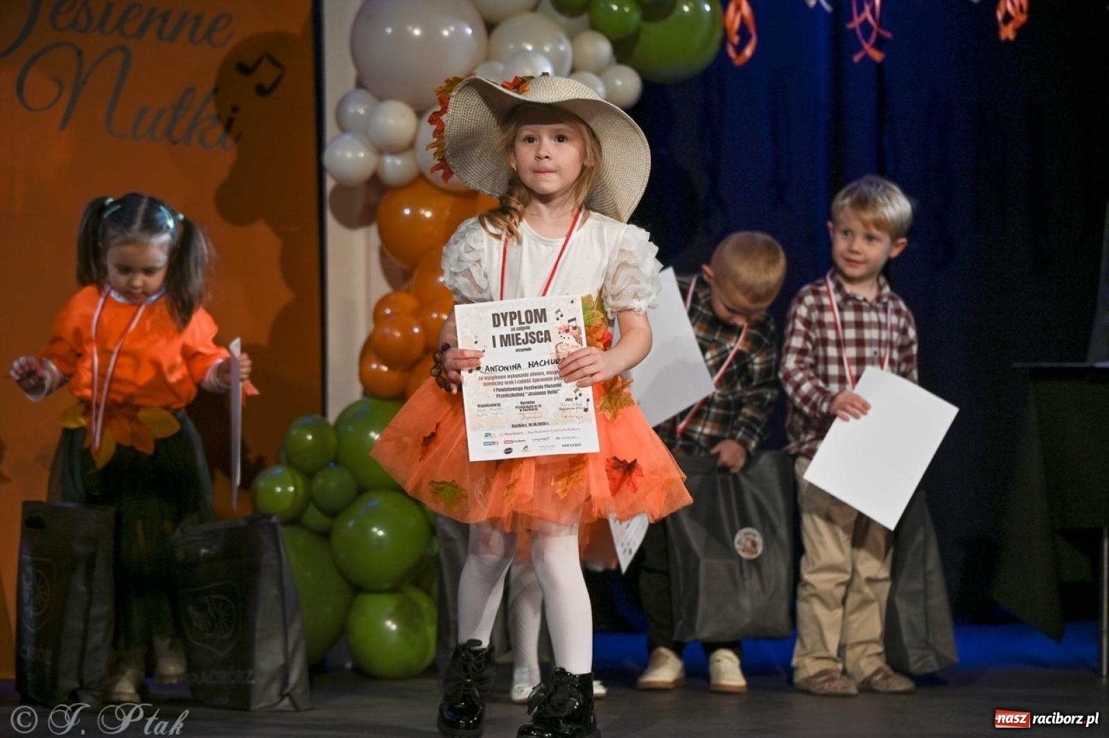 Zdjęcie w galerii na portalu naszraciborz.pl: I Powiatowy Festiwal Piosenki Przedszkolnej Jesienne Nutki w Raciborzu [FOTO i WIDEO] wiadomości z regionu