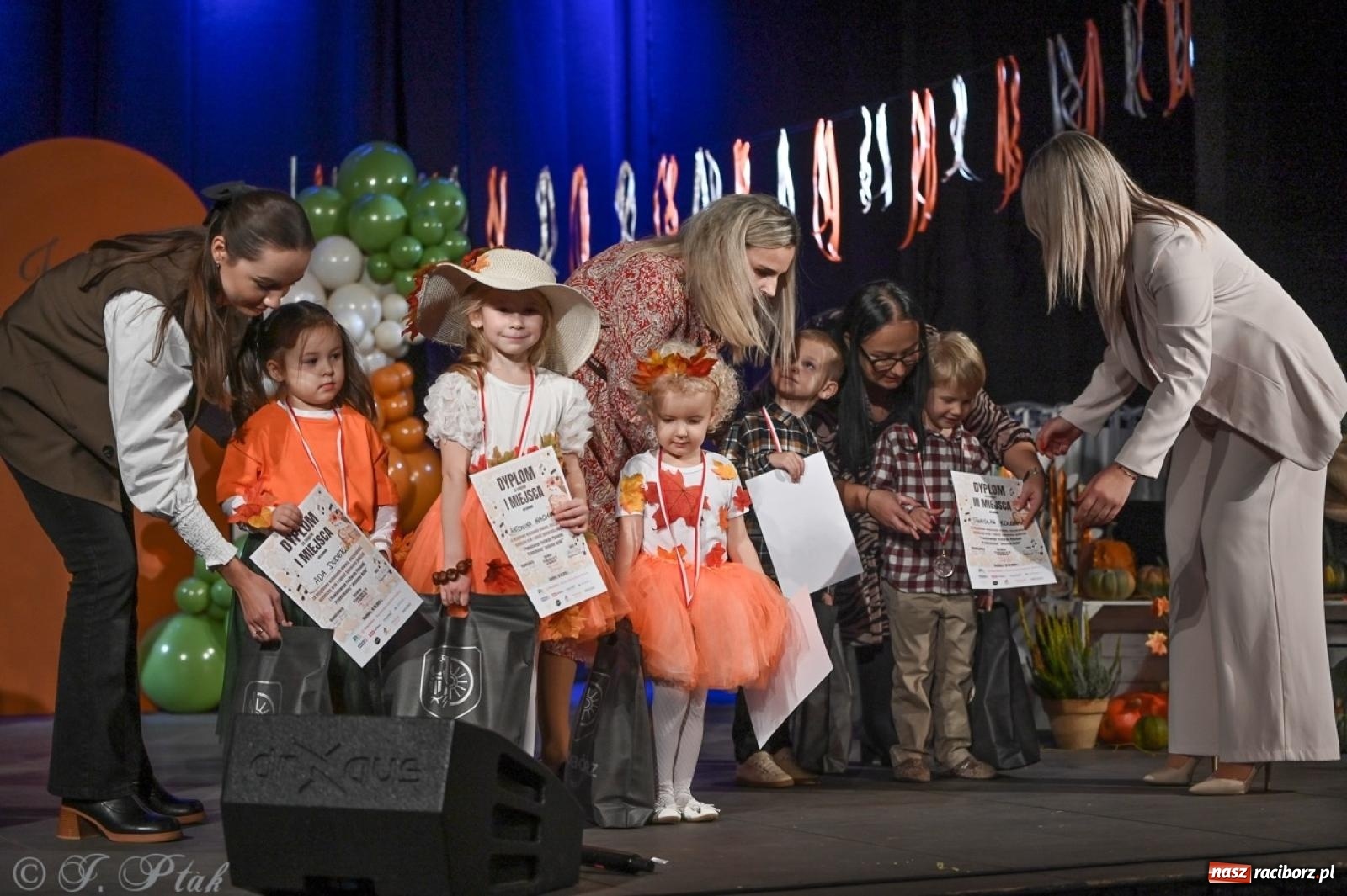 Zdjęcie w galerii na portalu naszraciborz.pl: I Powiatowy Festiwal Piosenki Przedszkolnej Jesienne Nutki w Raciborzu [FOTO i WIDEO] wiadomości z regionu