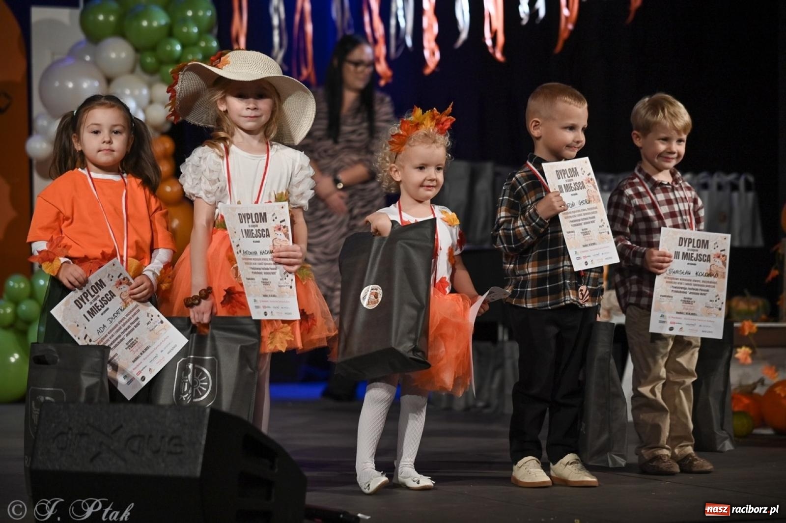 Zdjęcie w galerii na portalu naszraciborz.pl: I Powiatowy Festiwal Piosenki Przedszkolnej Jesienne Nutki w Raciborzu [FOTO i WIDEO] wiadomości z regionu