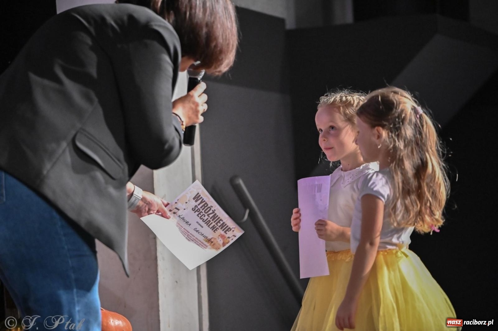 Zdjęcie w galerii na portalu naszraciborz.pl: I Powiatowy Festiwal Piosenki Przedszkolnej Jesienne Nutki w Raciborzu [FOTO i WIDEO] wiadomości z regionu
