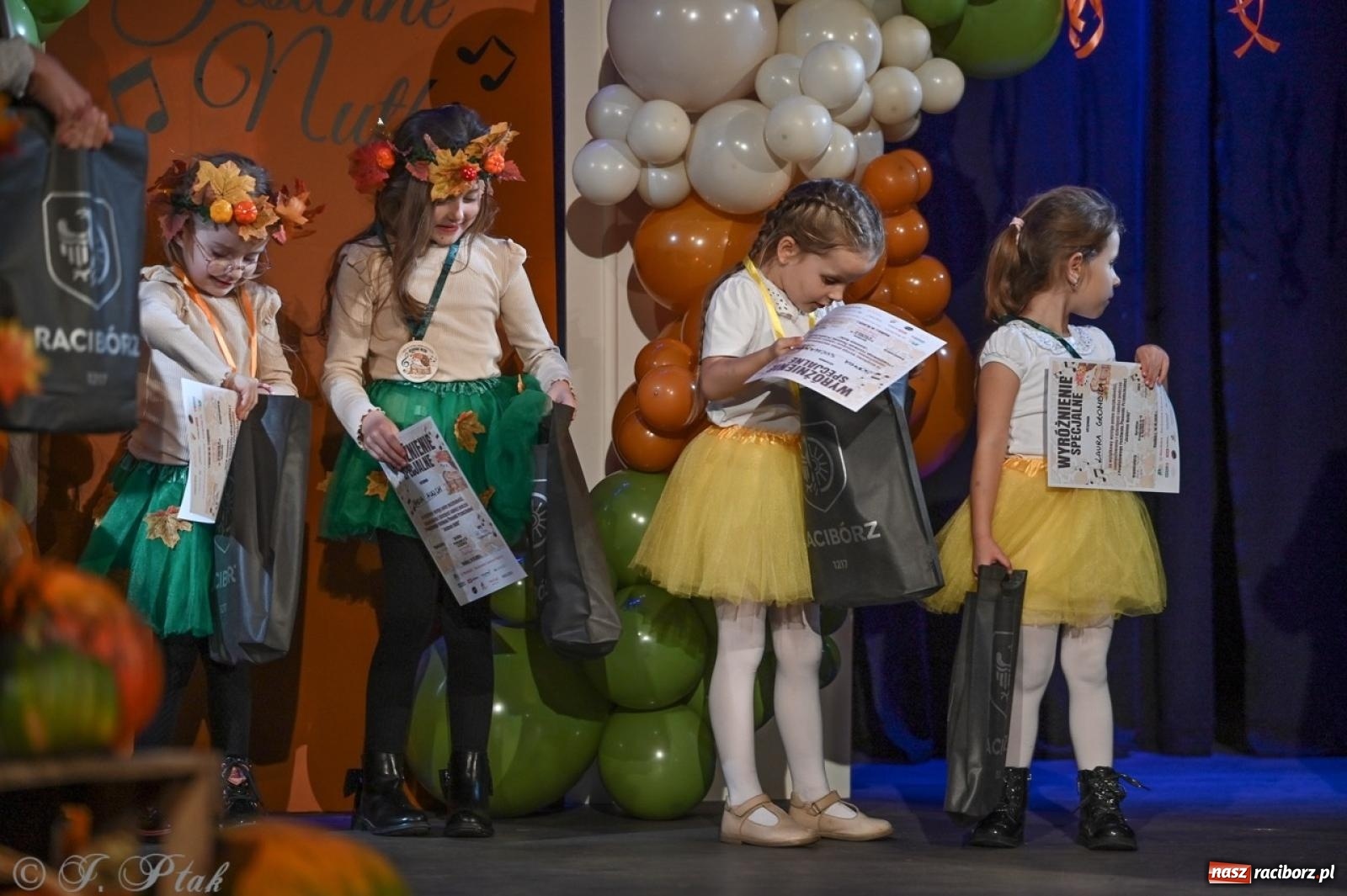 Zdjęcie w galerii na portalu naszraciborz.pl: I Powiatowy Festiwal Piosenki Przedszkolnej Jesienne Nutki w Raciborzu [FOTO i WIDEO] wiadomości z regionu