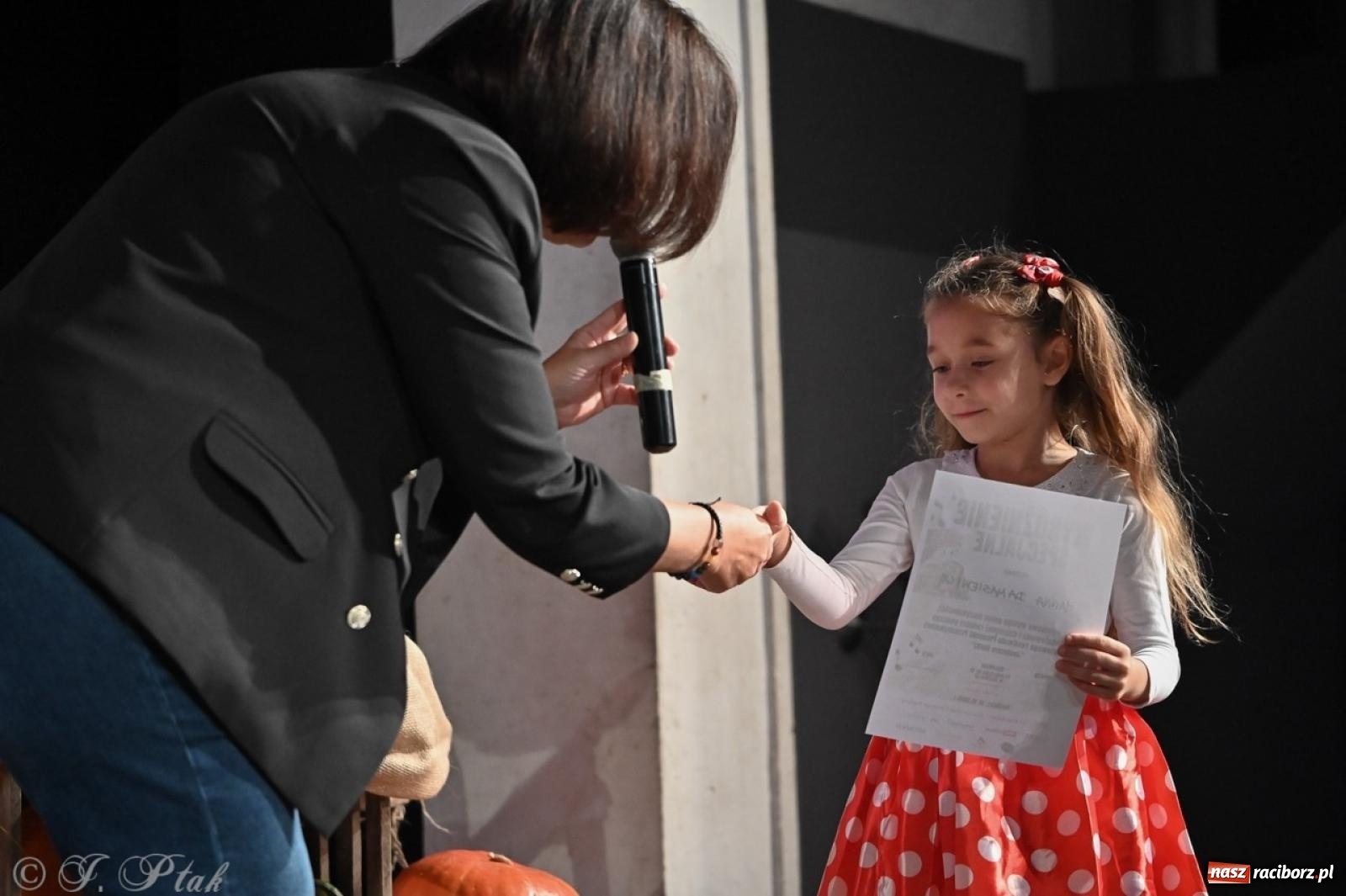 Zdjęcie w galerii na portalu naszraciborz.pl: I Powiatowy Festiwal Piosenki Przedszkolnej Jesienne Nutki w Raciborzu [FOTO i WIDEO] wiadomości z regionu