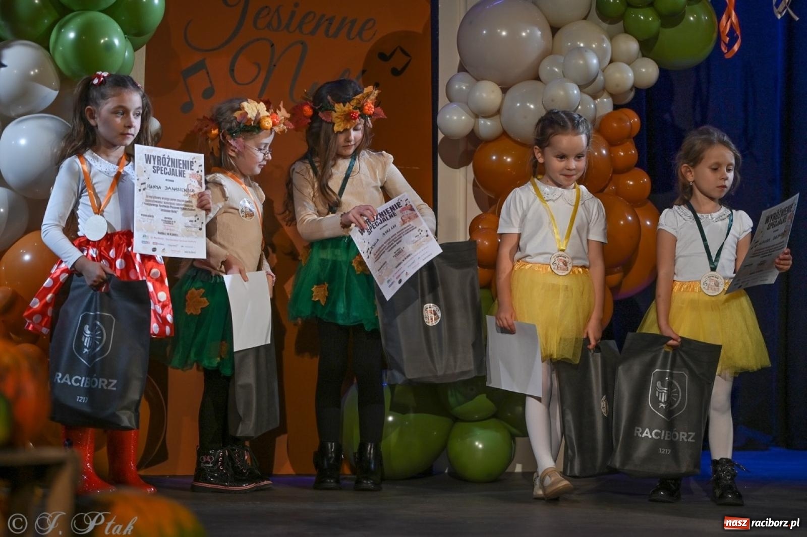 Zdjęcie w galerii na portalu naszraciborz.pl: I Powiatowy Festiwal Piosenki Przedszkolnej Jesienne Nutki w Raciborzu [FOTO i WIDEO] wiadomości z regionu