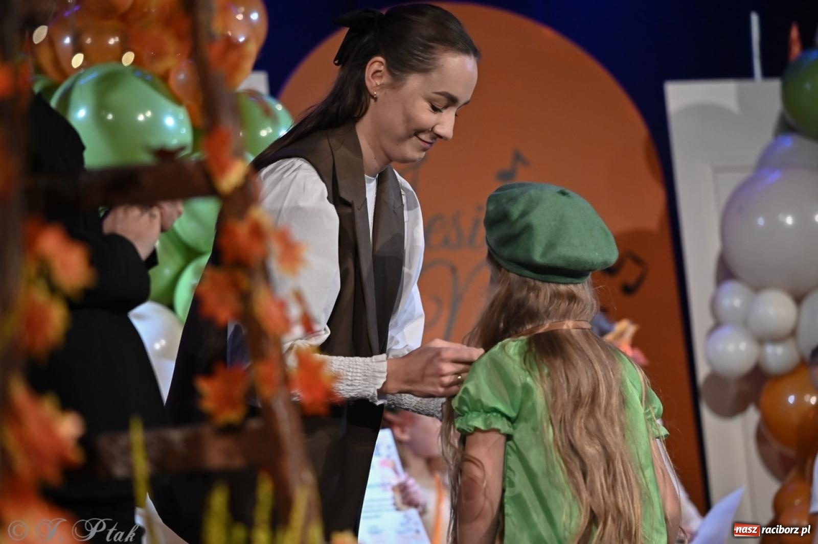 Zdjęcie w galerii na portalu naszraciborz.pl: I Powiatowy Festiwal Piosenki Przedszkolnej Jesienne Nutki w Raciborzu [FOTO i WIDEO] wiadomości z regionu