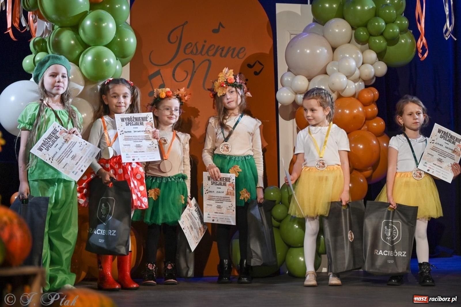 Zdjęcie w galerii na portalu naszraciborz.pl: I Powiatowy Festiwal Piosenki Przedszkolnej Jesienne Nutki w Raciborzu [FOTO i WIDEO] wiadomości z regionu