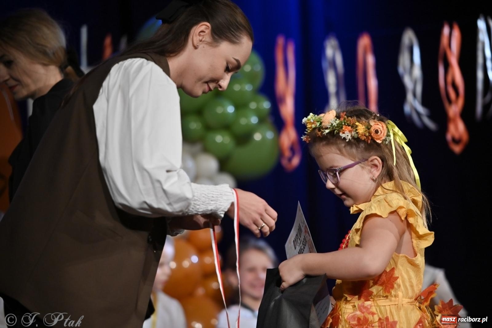 Zdjęcie w galerii na portalu naszraciborz.pl: I Powiatowy Festiwal Piosenki Przedszkolnej Jesienne Nutki w Raciborzu [FOTO i WIDEO] wiadomości z regionu