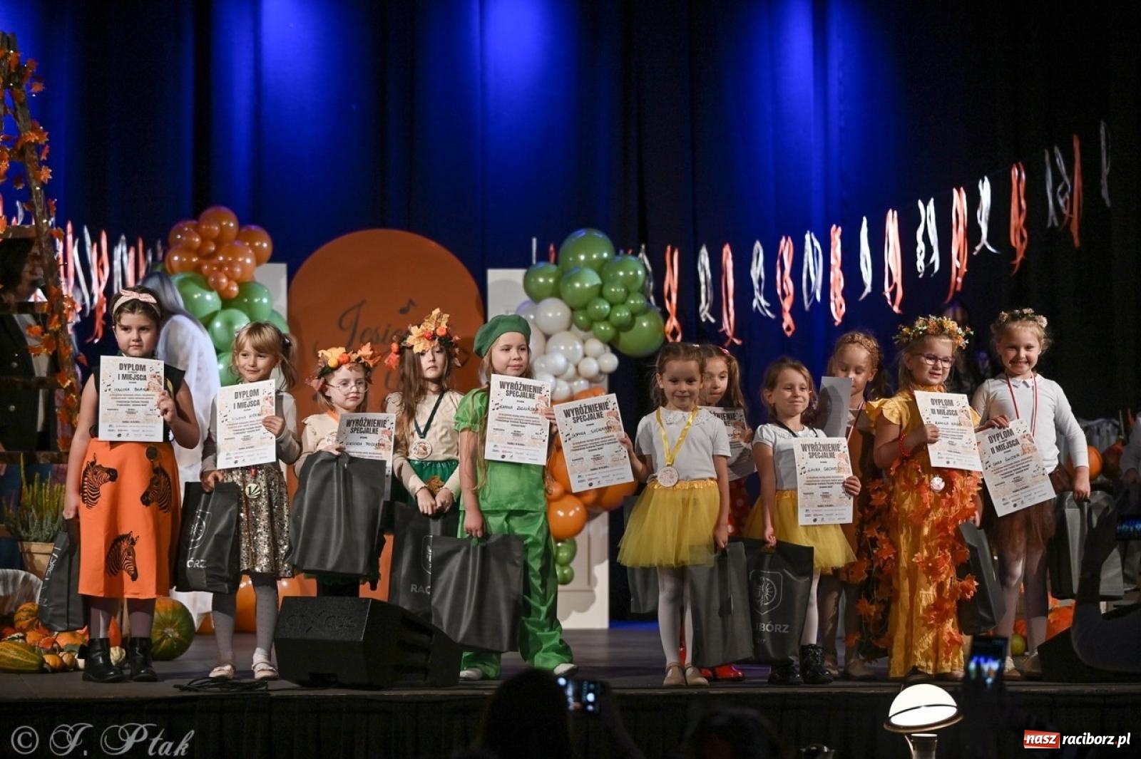 Zdjęcie w galerii na portalu naszraciborz.pl: I Powiatowy Festiwal Piosenki Przedszkolnej Jesienne Nutki w Raciborzu [FOTO i WIDEO] wiadomości z regionu