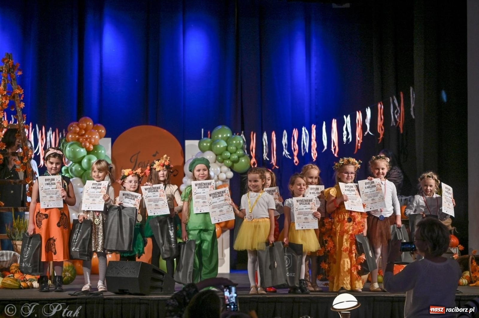 Zdjęcie w galerii na portalu naszraciborz.pl: I Powiatowy Festiwal Piosenki Przedszkolnej Jesienne Nutki w Raciborzu [FOTO i WIDEO] wiadomości z regionu