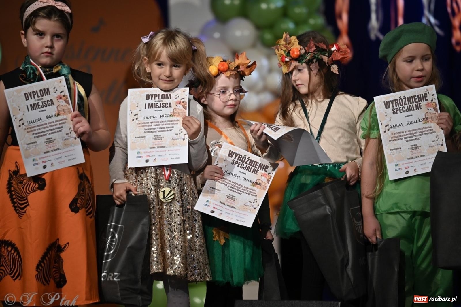 Zdjęcie w galerii na portalu naszraciborz.pl: I Powiatowy Festiwal Piosenki Przedszkolnej Jesienne Nutki w Raciborzu [FOTO i WIDEO] wiadomości z regionu