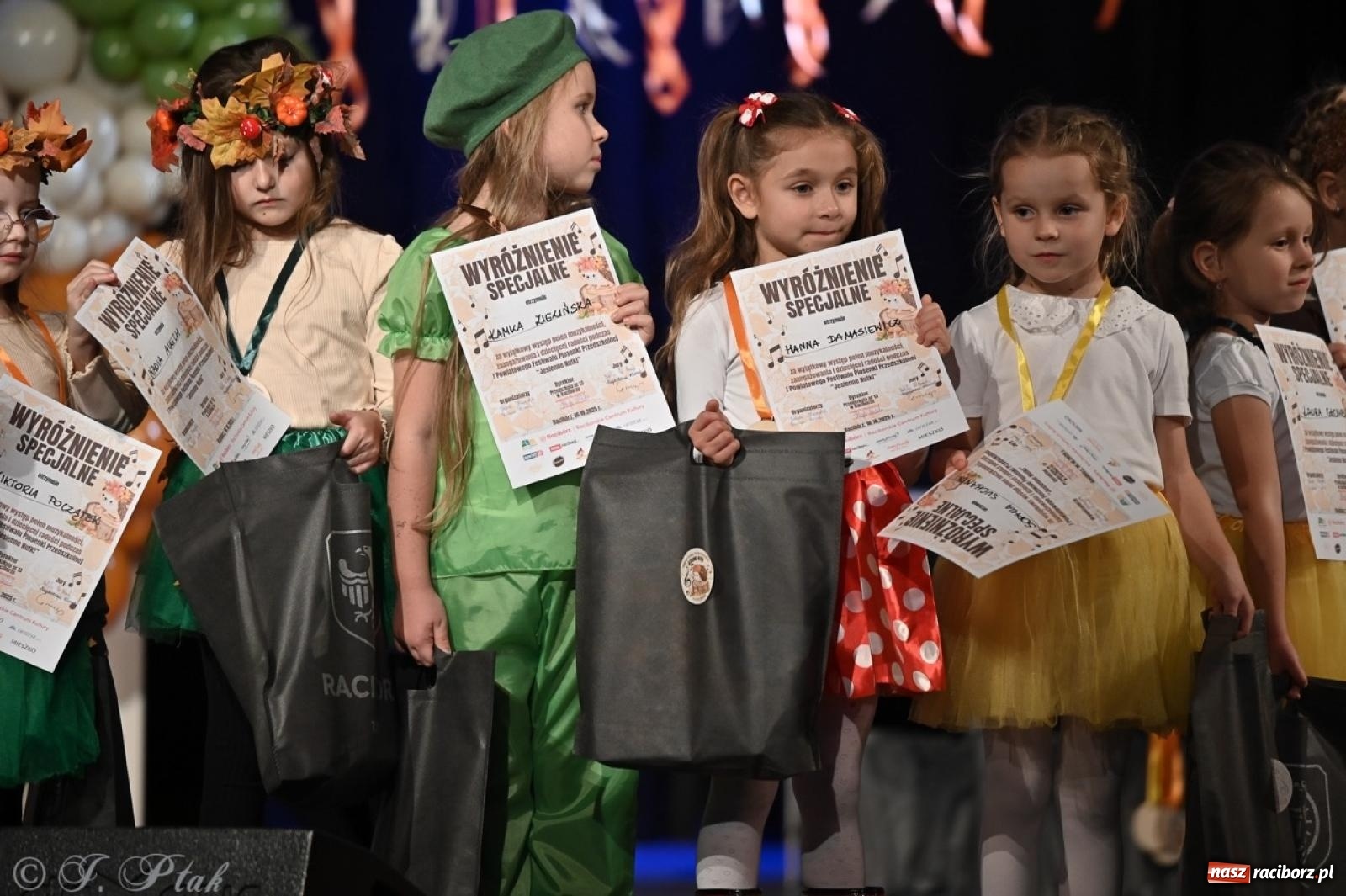 Zdjęcie w galerii na portalu naszraciborz.pl: I Powiatowy Festiwal Piosenki Przedszkolnej Jesienne Nutki w Raciborzu [FOTO i WIDEO] wiadomości z regionu