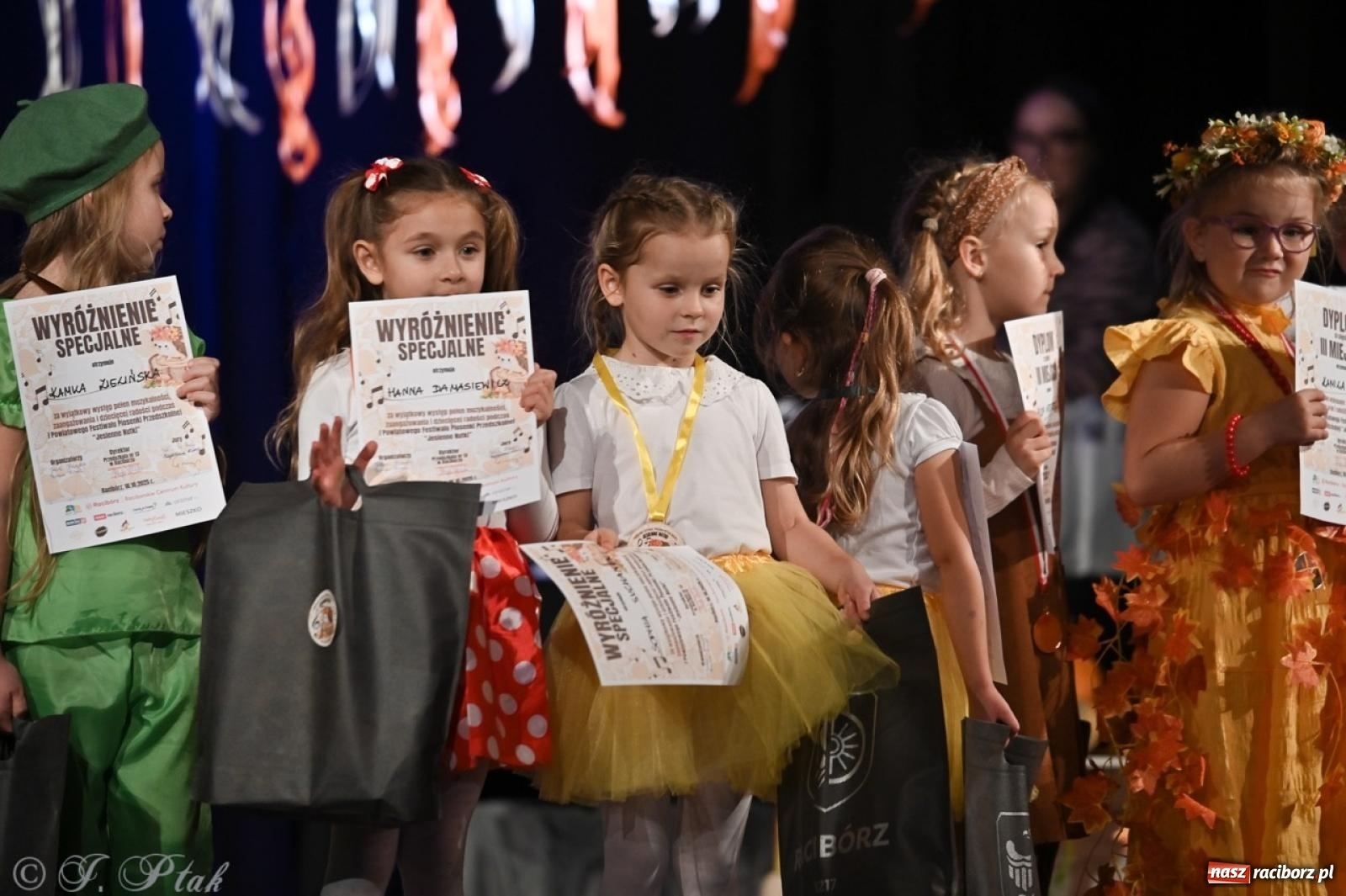 Zdjęcie w galerii na portalu naszraciborz.pl: I Powiatowy Festiwal Piosenki Przedszkolnej Jesienne Nutki w Raciborzu [FOTO i WIDEO] wiadomości z regionu