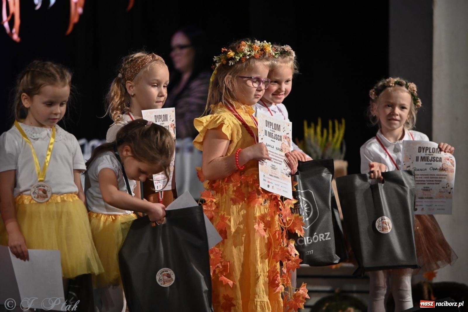 Zdjęcie w galerii na portalu naszraciborz.pl: I Powiatowy Festiwal Piosenki Przedszkolnej Jesienne Nutki w Raciborzu [FOTO i WIDEO] wiadomości z regionu