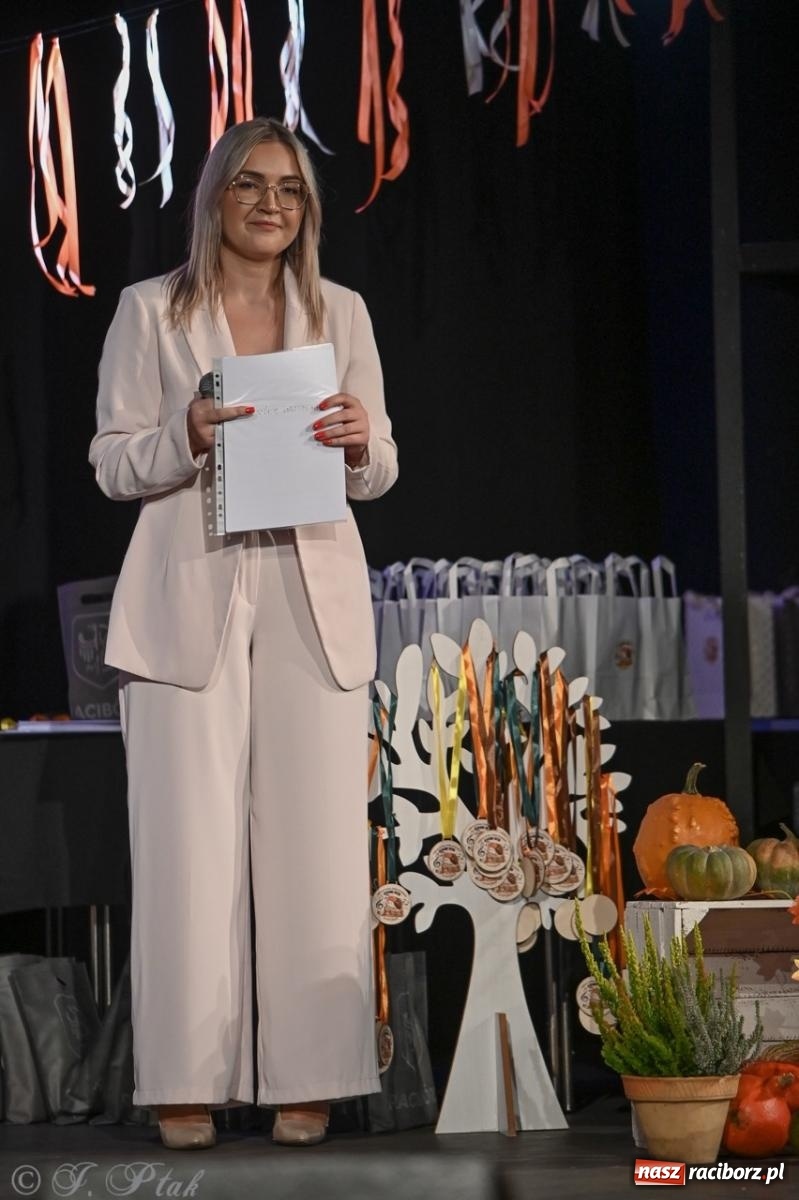 Zdjęcie w galerii na portalu naszraciborz.pl: I Powiatowy Festiwal Piosenki Przedszkolnej Jesienne Nutki w Raciborzu [FOTO i WIDEO] wiadomości z regionu