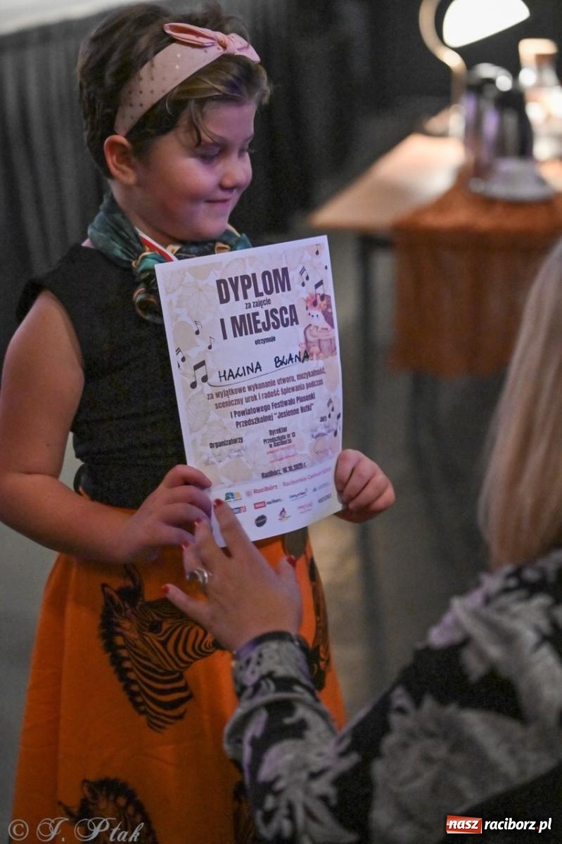 Zdjęcie w galerii na portalu naszraciborz.pl: I Powiatowy Festiwal Piosenki Przedszkolnej Jesienne Nutki w Raciborzu [FOTO i WIDEO] wiadomości z regionu