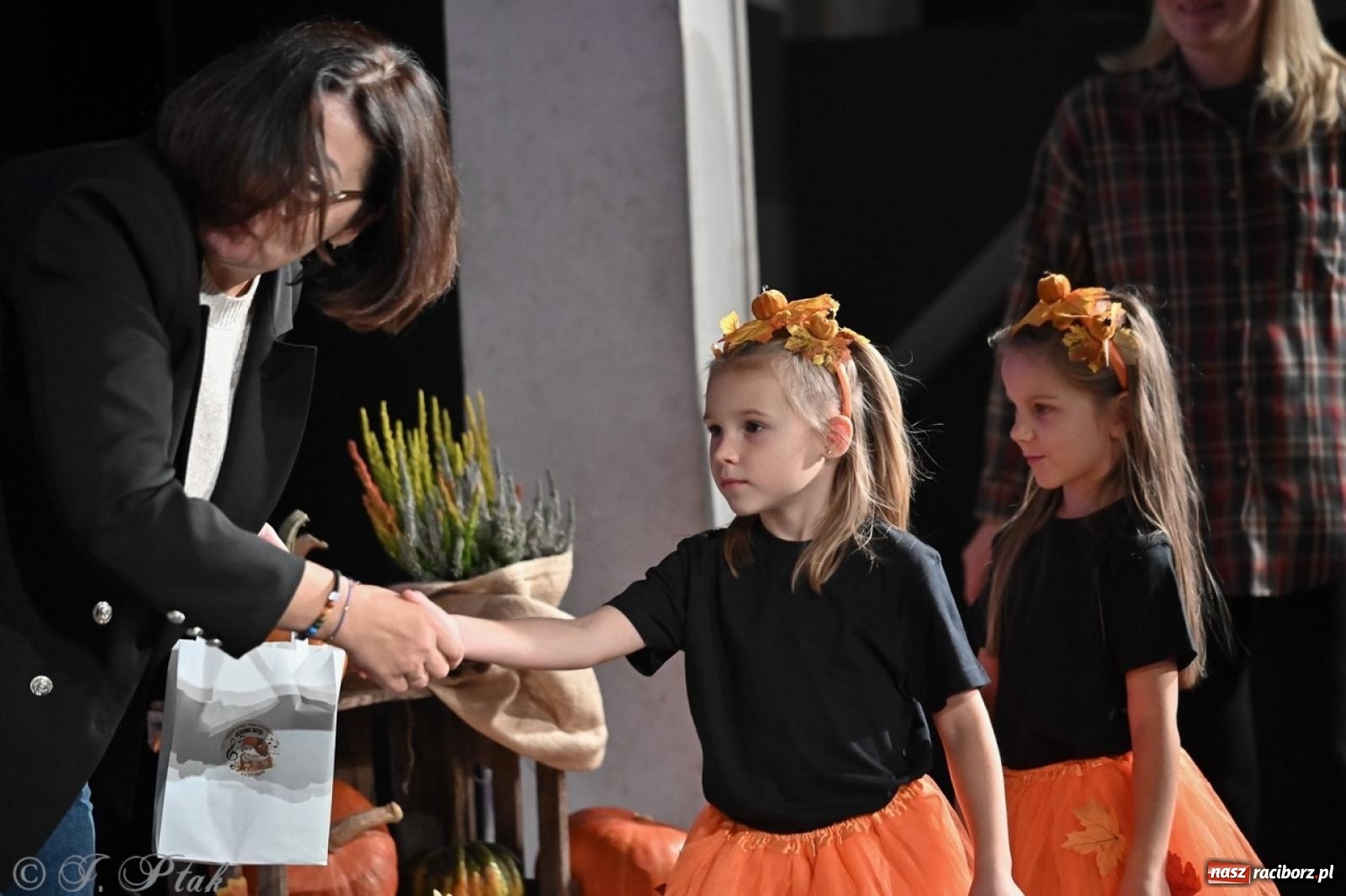 Zdjęcie w galerii na portalu naszraciborz.pl: I Powiatowy Festiwal Piosenki Przedszkolnej Jesienne Nutki w Raciborzu [FOTO i WIDEO] wiadomości z regionu