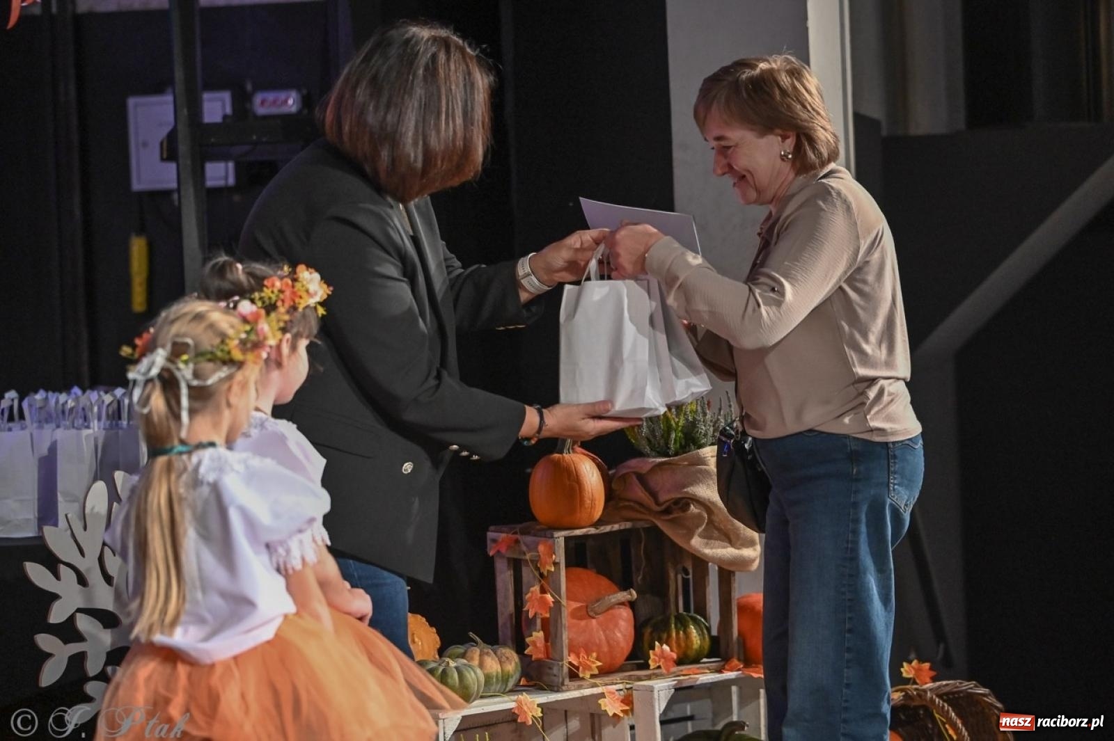 Zdjęcie w galerii na portalu naszraciborz.pl: I Powiatowy Festiwal Piosenki Przedszkolnej Jesienne Nutki w Raciborzu [FOTO i WIDEO] wiadomości z regionu