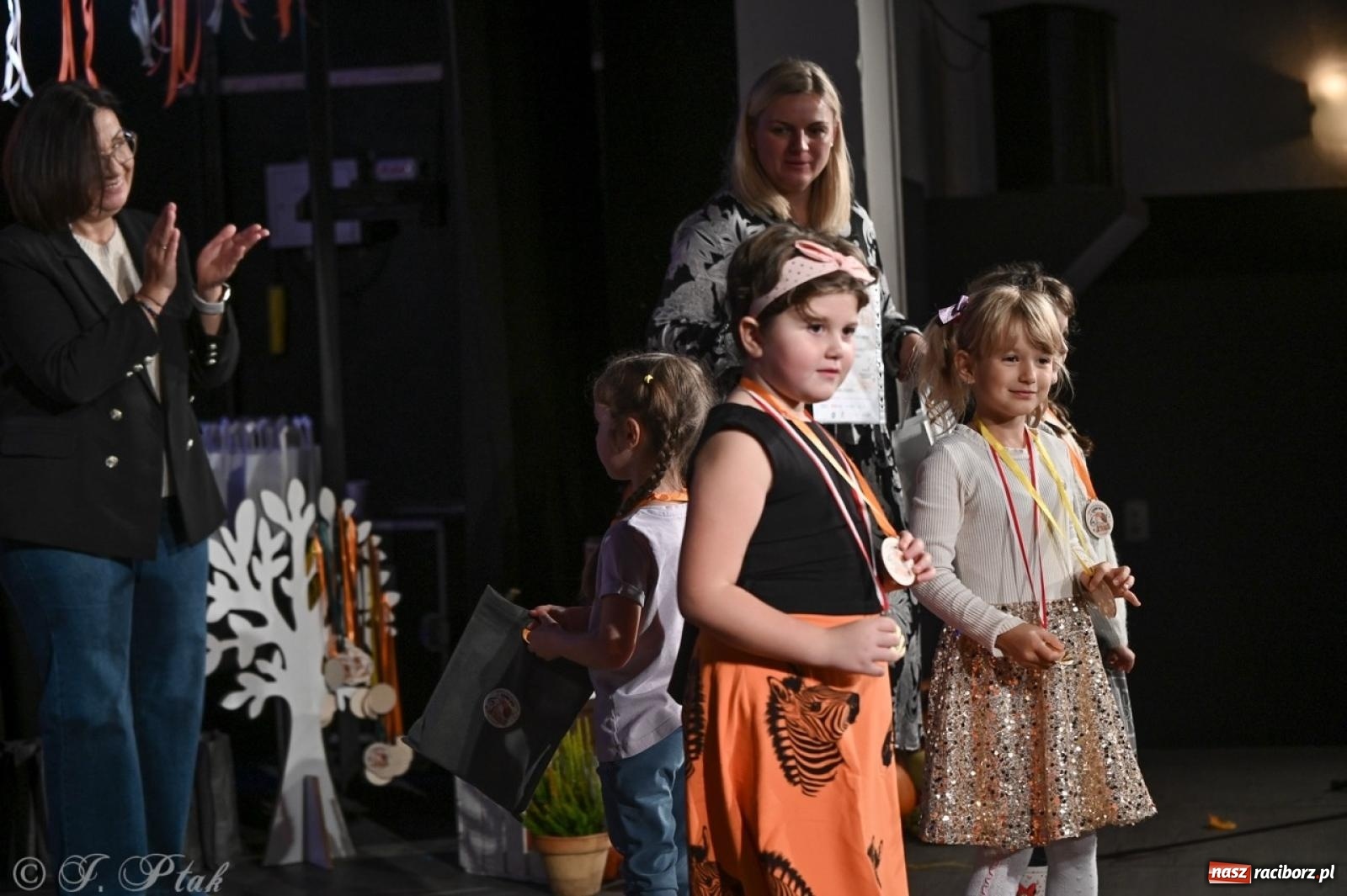 Zdjęcie w galerii na portalu naszraciborz.pl: I Powiatowy Festiwal Piosenki Przedszkolnej Jesienne Nutki w Raciborzu [FOTO i WIDEO] wiadomości z regionu