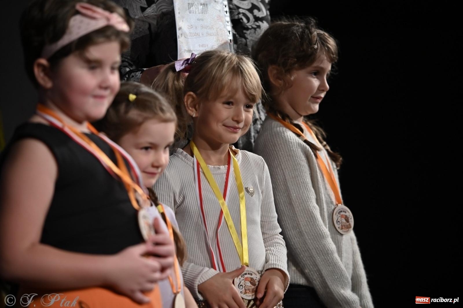 Zdjęcie w galerii na portalu naszraciborz.pl: I Powiatowy Festiwal Piosenki Przedszkolnej Jesienne Nutki w Raciborzu [FOTO i WIDEO] wiadomości z regionu