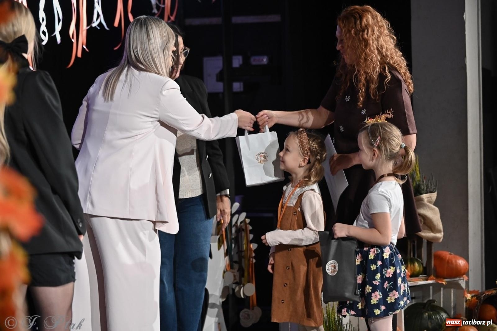 Zdjęcie w galerii na portalu naszraciborz.pl: I Powiatowy Festiwal Piosenki Przedszkolnej Jesienne Nutki w Raciborzu [FOTO i WIDEO] wiadomości z regionu