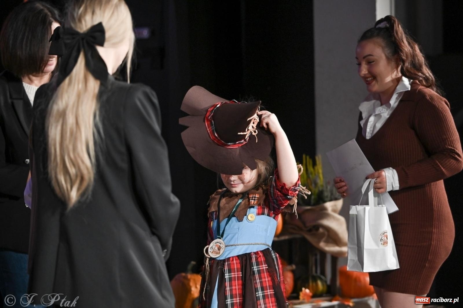 Zdjęcie w galerii na portalu naszraciborz.pl: I Powiatowy Festiwal Piosenki Przedszkolnej Jesienne Nutki w Raciborzu [FOTO i WIDEO] wiadomości z regionu