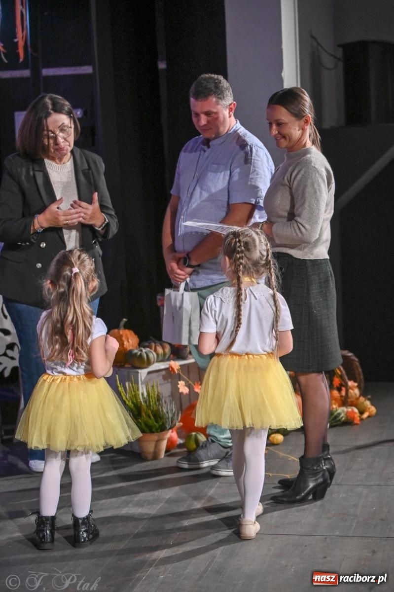 Zdjęcie w galerii na portalu naszraciborz.pl: I Powiatowy Festiwal Piosenki Przedszkolnej Jesienne Nutki w Raciborzu [FOTO i WIDEO] wiadomości z regionu