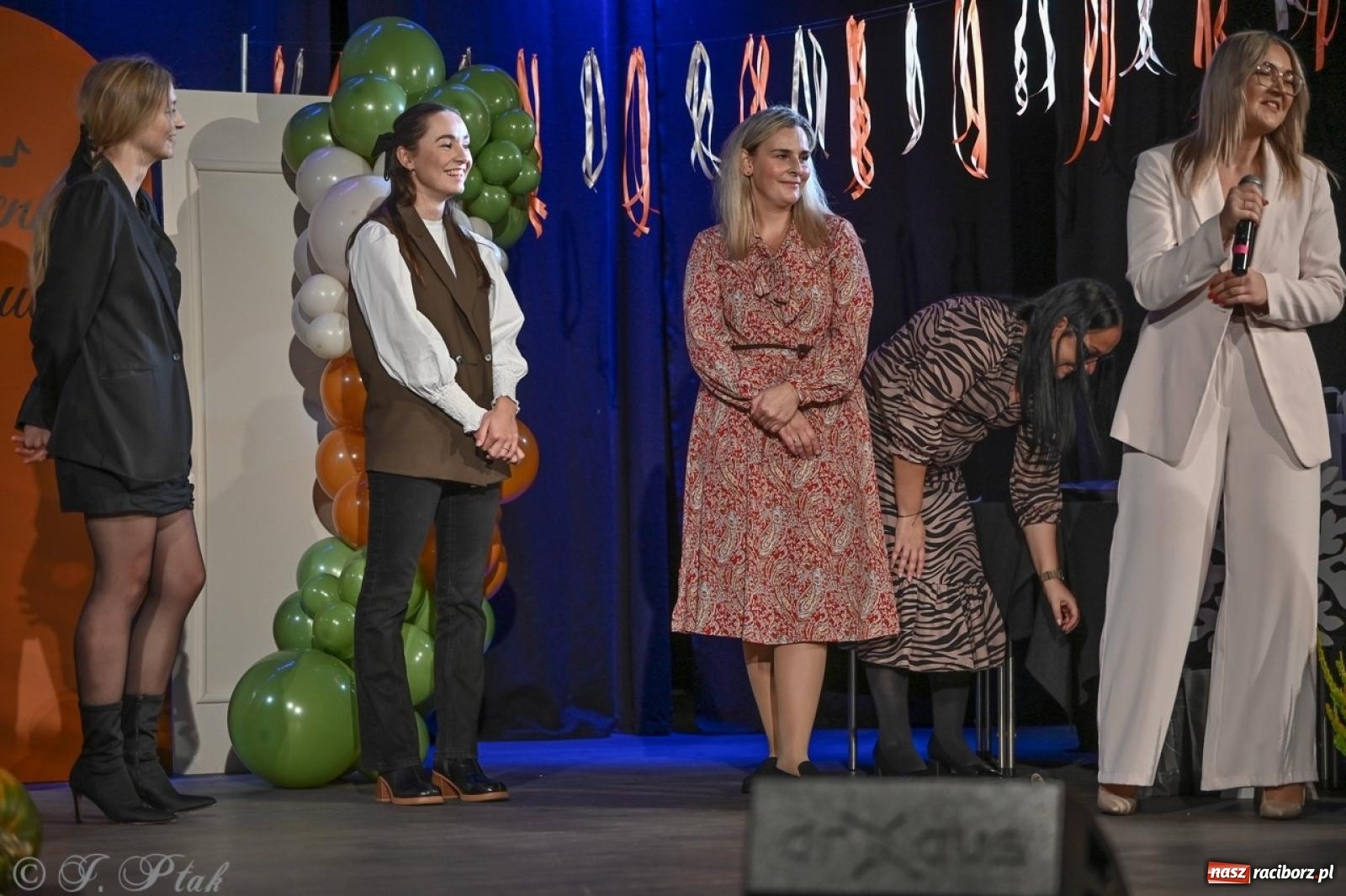 Zdjęcie w galerii na portalu naszraciborz.pl: I Powiatowy Festiwal Piosenki Przedszkolnej Jesienne Nutki w Raciborzu [FOTO i WIDEO] wiadomości z regionu