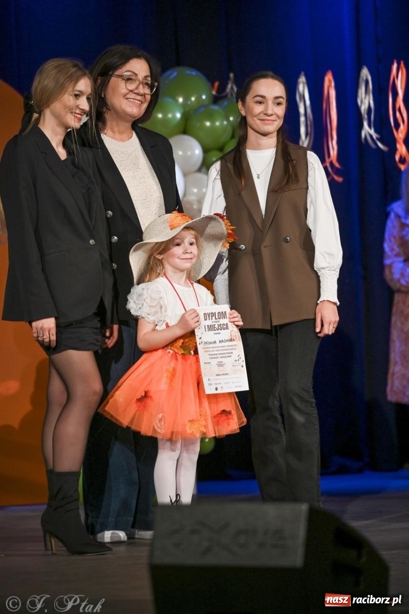 Zdjęcie w galerii na portalu naszraciborz.pl: I Powiatowy Festiwal Piosenki Przedszkolnej Jesienne Nutki w Raciborzu [FOTO i WIDEO] wiadomości z regionu