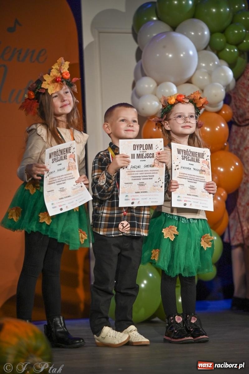 Zdjęcie w galerii na portalu naszraciborz.pl: I Powiatowy Festiwal Piosenki Przedszkolnej Jesienne Nutki w Raciborzu [FOTO i WIDEO] wiadomości z regionu