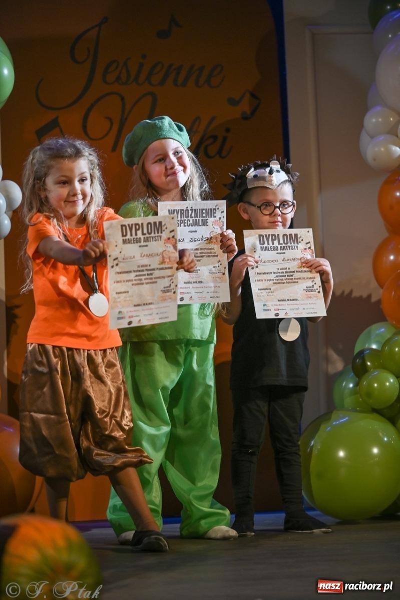 Zdjęcie w galerii na portalu naszraciborz.pl: I Powiatowy Festiwal Piosenki Przedszkolnej Jesienne Nutki w Raciborzu [FOTO i WIDEO] wiadomości z regionu