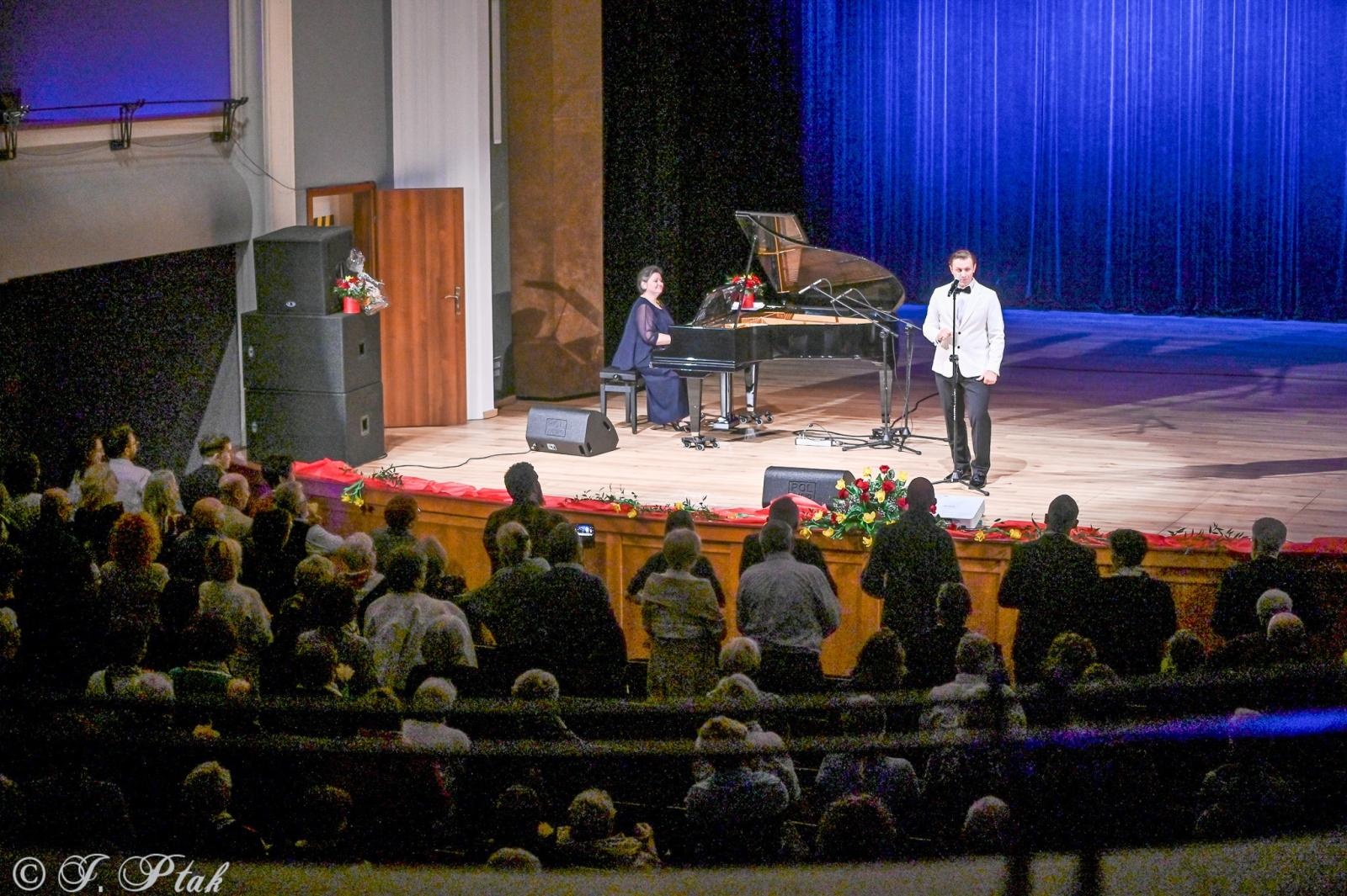 Zdjęcie w galerii na portalu naszraciborz.pl: Głosy dla Hospicjum 2025 – koncert dobroczynny w Raciborskim Centrum Kultury wiadomości z regionu