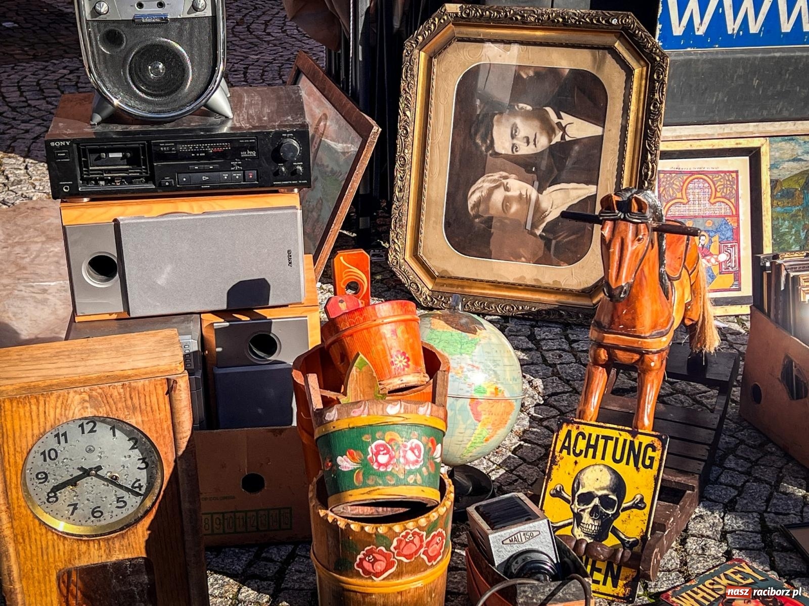 Zdjęcie w galerii na portalu naszraciborz.pl: Raciborski targ staroci z nowymi zasadami. Sprzedający zaskoczeni wiadomości z regionu