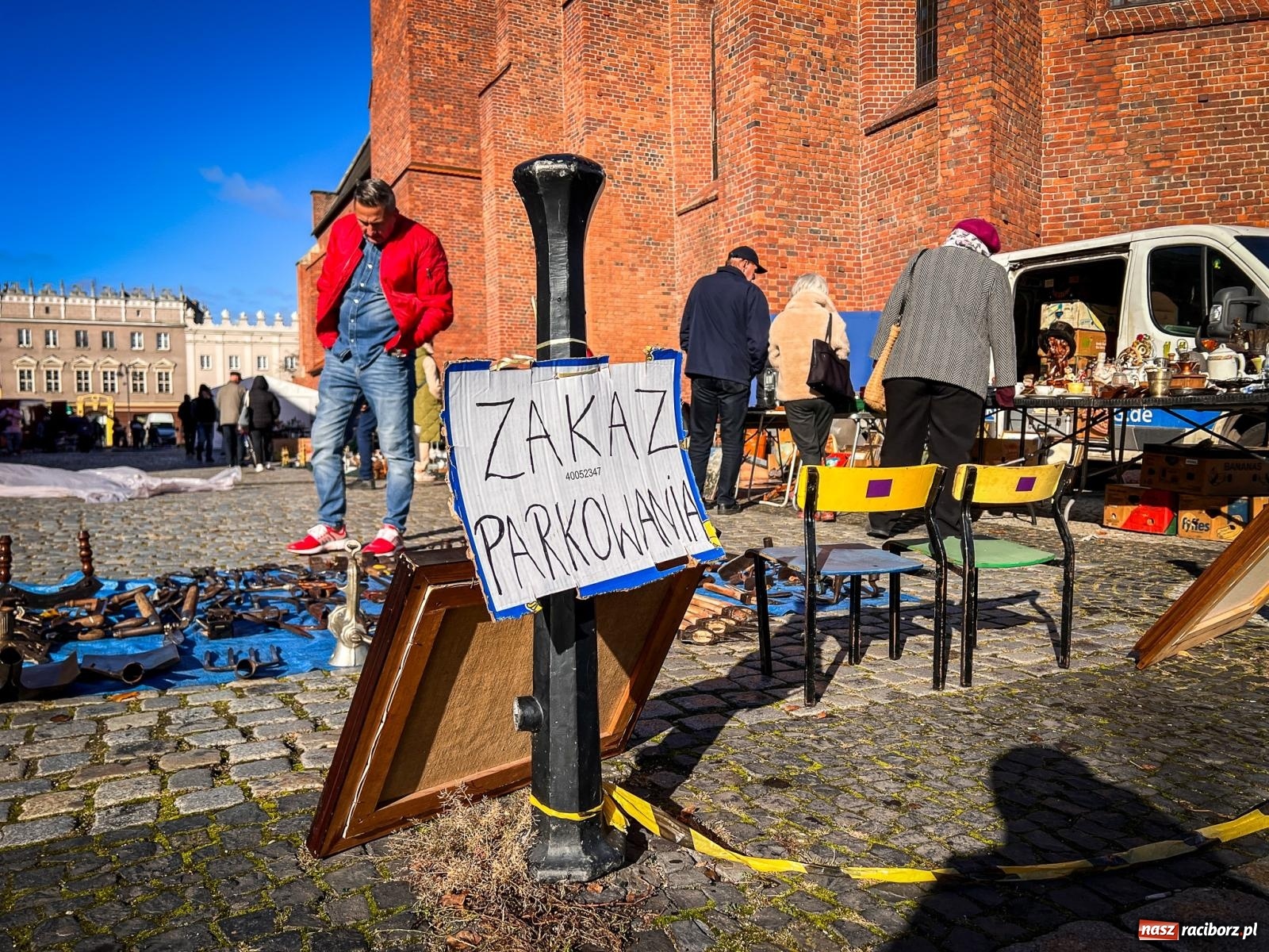 Zdjęcie w galerii na portalu naszraciborz.pl: Raciborski targ staroci z nowymi zasadami. Sprzedający zaskoczeni wiadomości z regionu