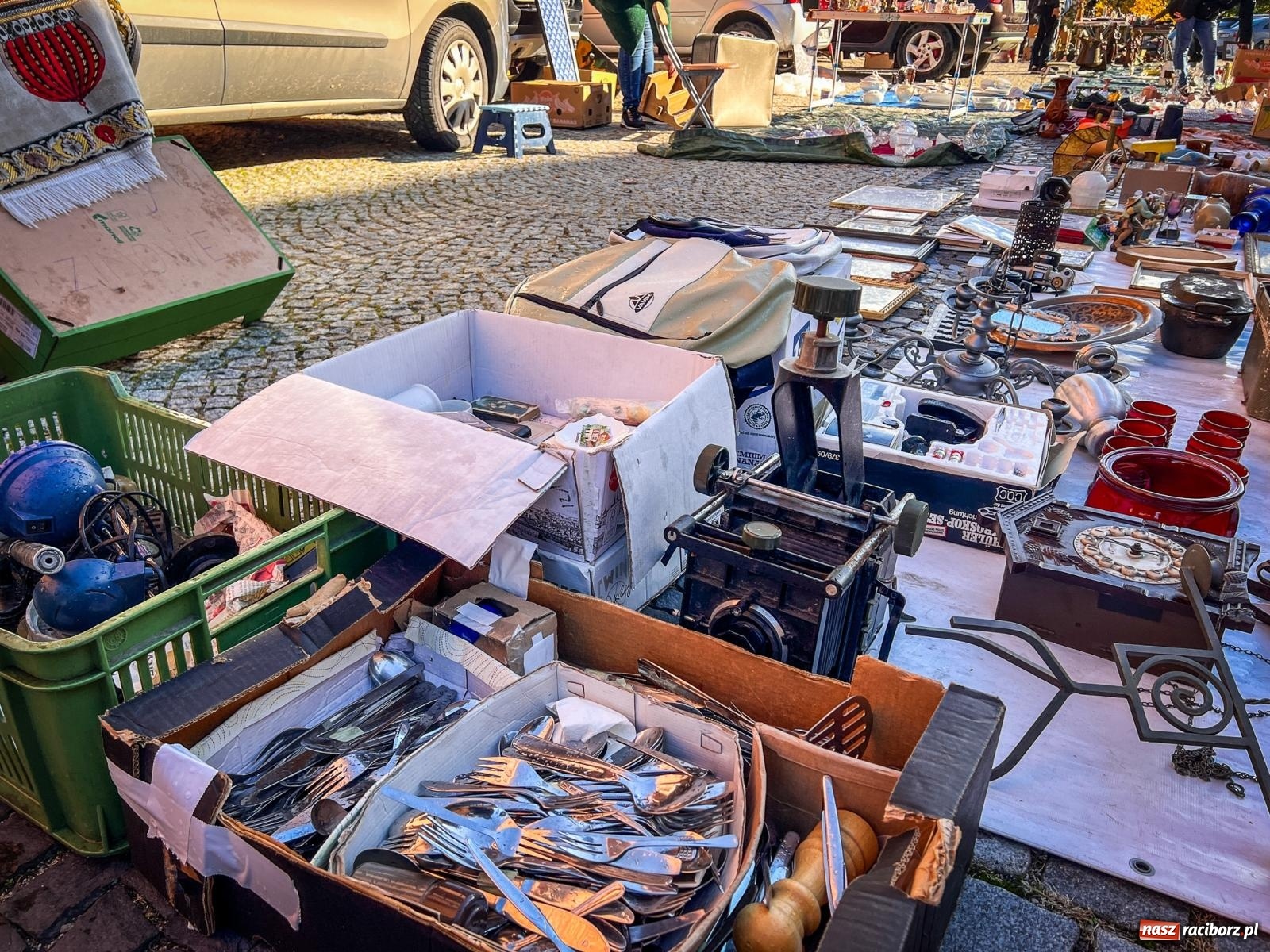Zdjęcie w galerii na portalu naszraciborz.pl: Raciborski targ staroci z nowymi zasadami. Sprzedający zaskoczeni wiadomości z regionu