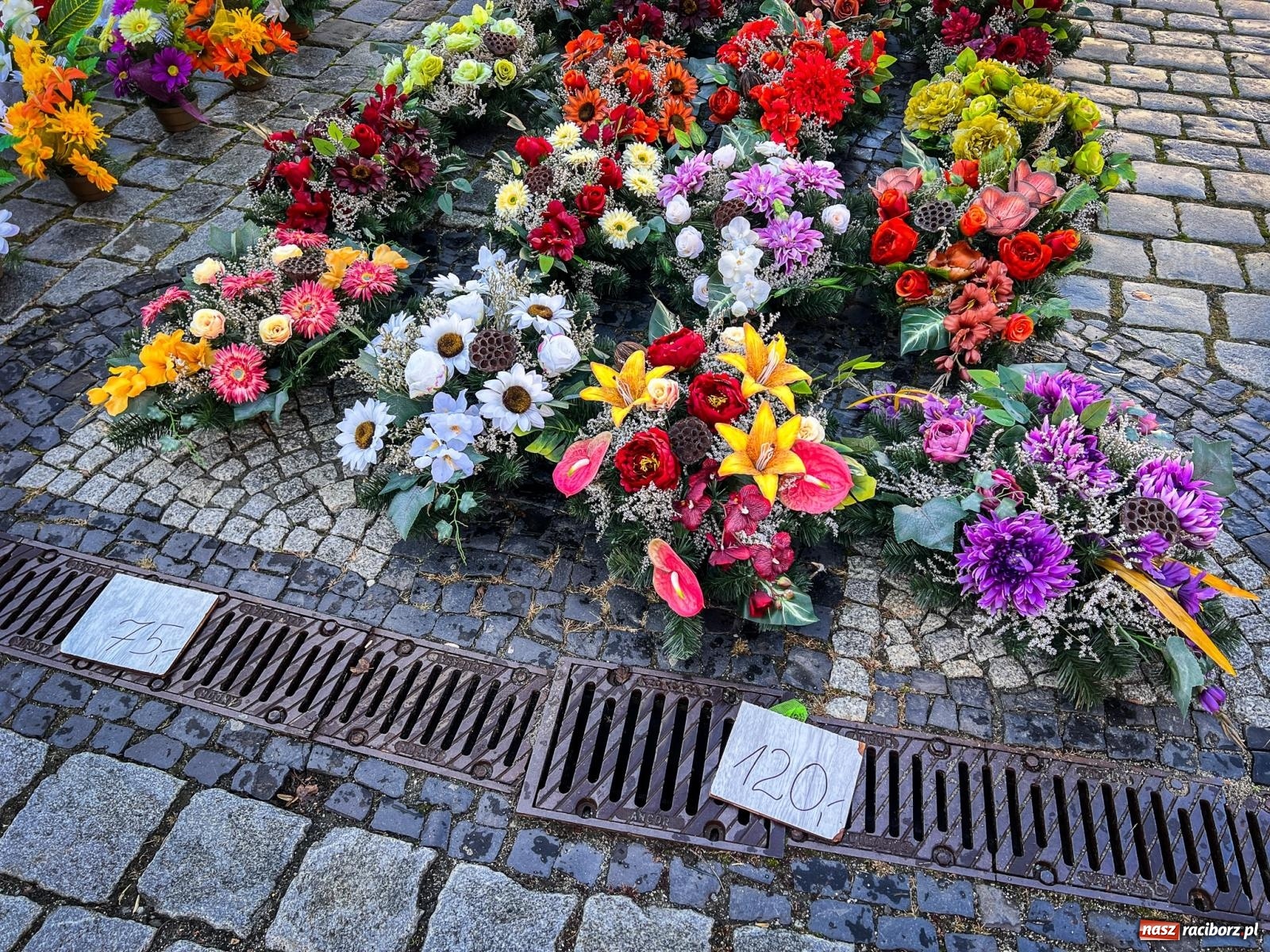 Zdjęcie w galerii na portalu naszraciborz.pl: Raciborski targ staroci z nowymi zasadami. Sprzedający zaskoczeni wiadomości z regionu