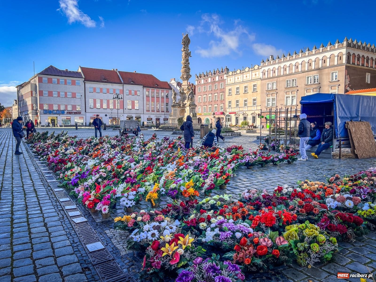 Zdjęcie w galerii na portalu naszraciborz.pl: Raciborski targ staroci z nowymi zasadami. Sprzedający zaskoczeni wiadomości z regionu