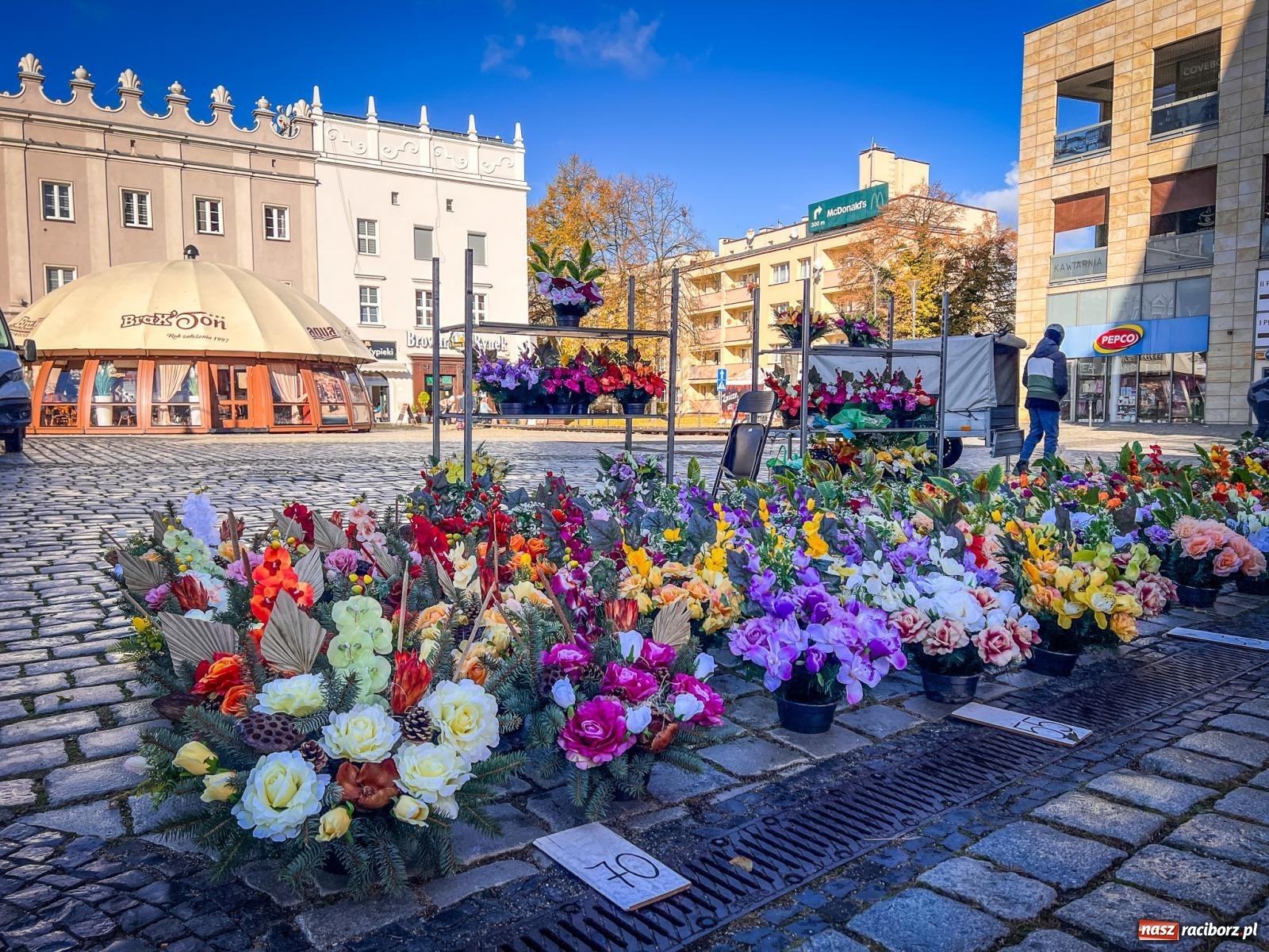 Zdjęcie w galerii na portalu naszraciborz.pl: Raciborski targ staroci z nowymi zasadami. Sprzedający zaskoczeni wiadomości z regionu