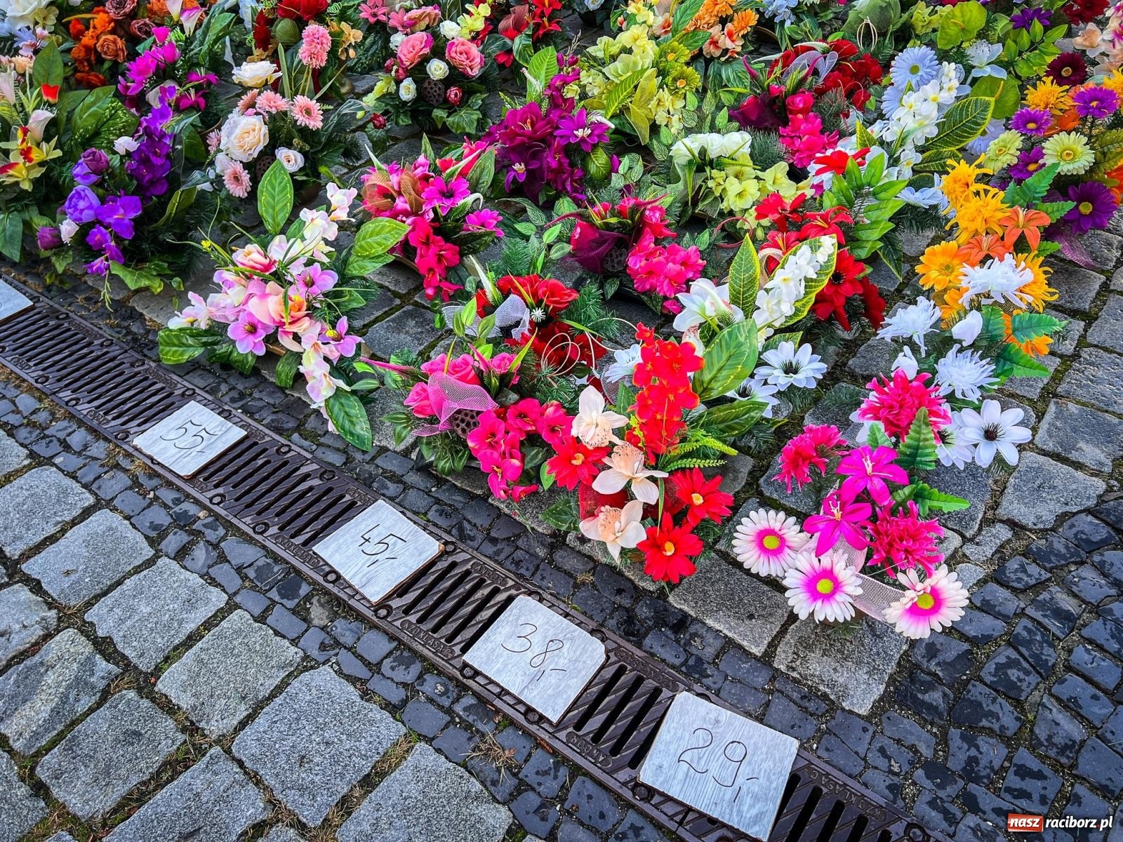 Zdjęcie w galerii na portalu naszraciborz.pl: Raciborski targ staroci z nowymi zasadami. Sprzedający zaskoczeni wiadomości z regionu