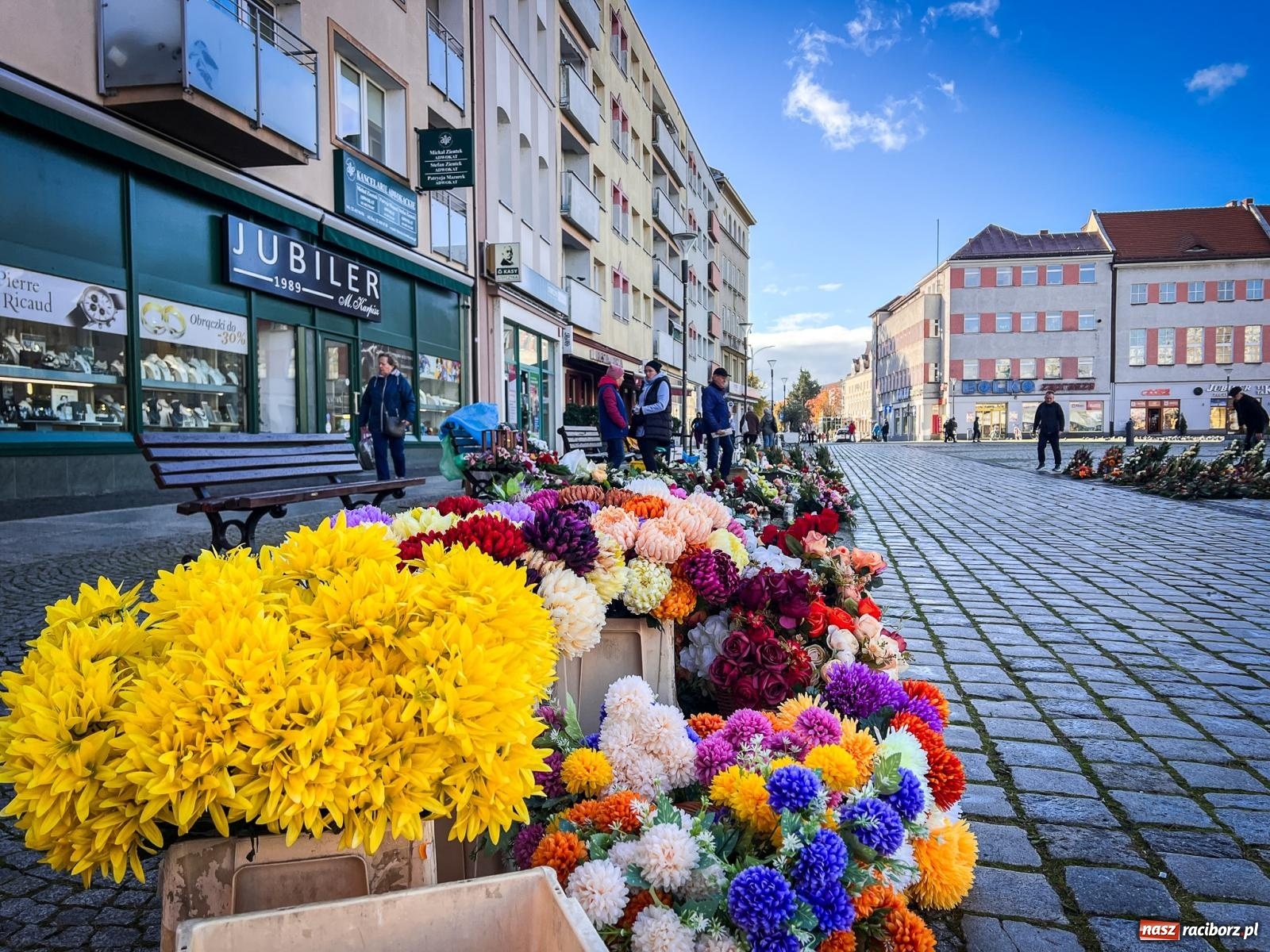 Zdjęcie w galerii na portalu naszraciborz.pl: Raciborski targ staroci z nowymi zasadami. Sprzedający zaskoczeni wiadomości z regionu