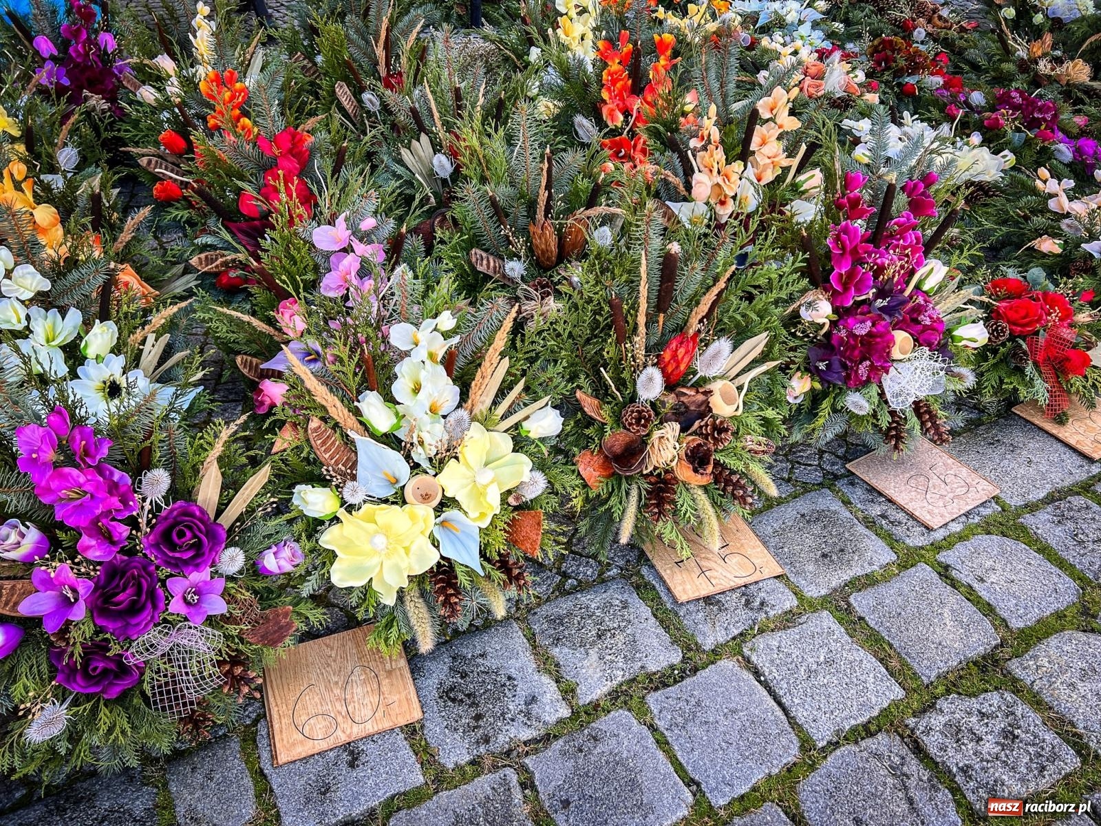 Zdjęcie w galerii na portalu naszraciborz.pl: Raciborski targ staroci z nowymi zasadami. Sprzedający zaskoczeni wiadomości z regionu
